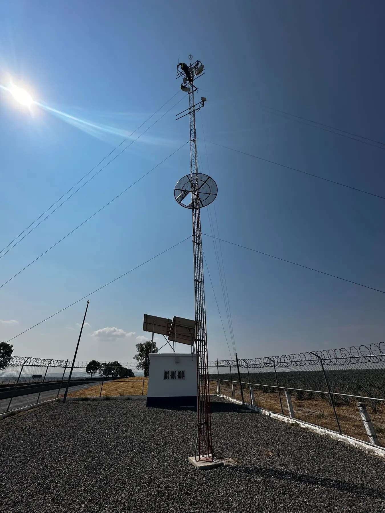 Infraestructura de telecomunicaciones junto a una carretera