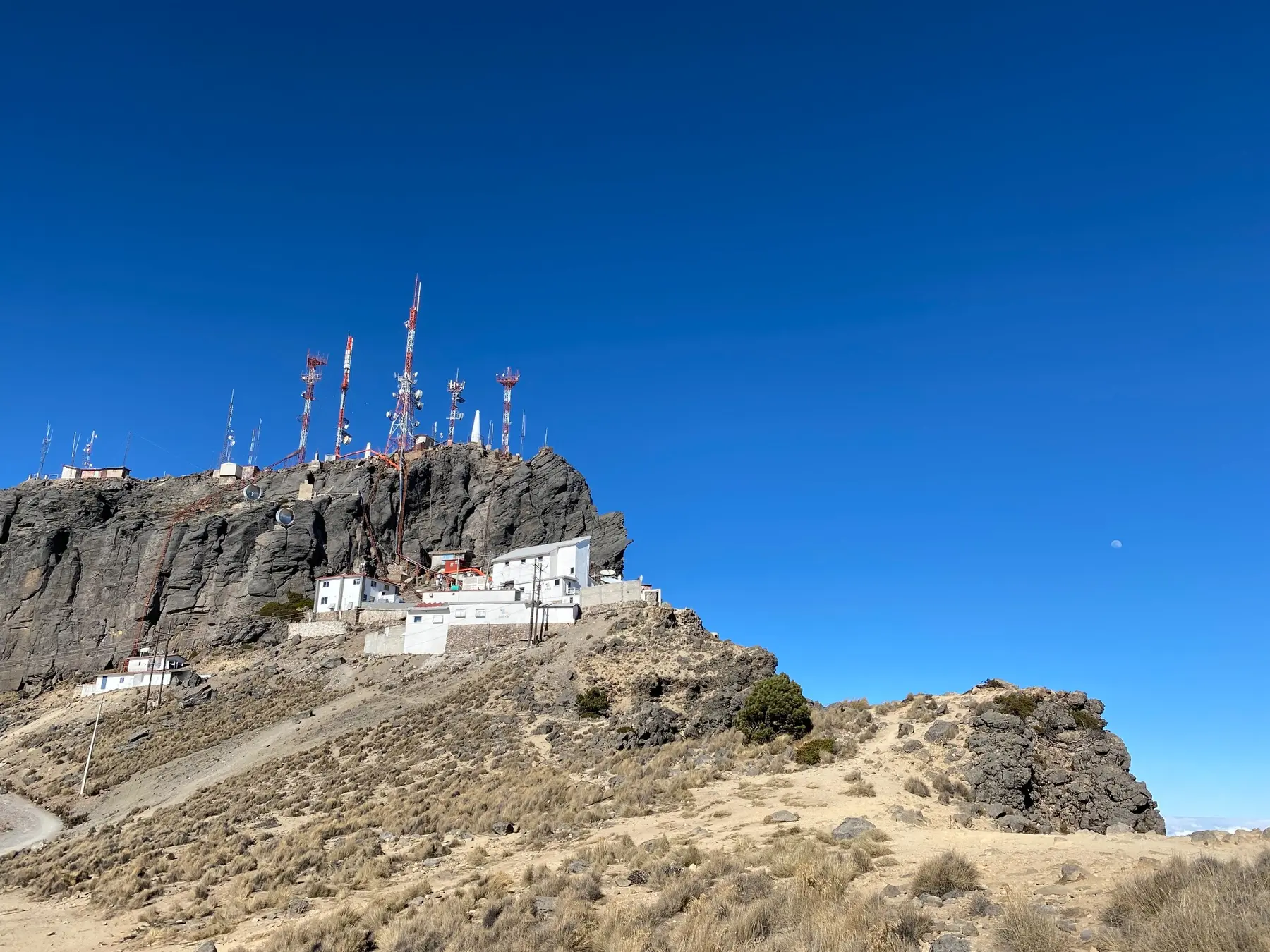 Sitio remoto de telecomunicaciones con cielo despejado