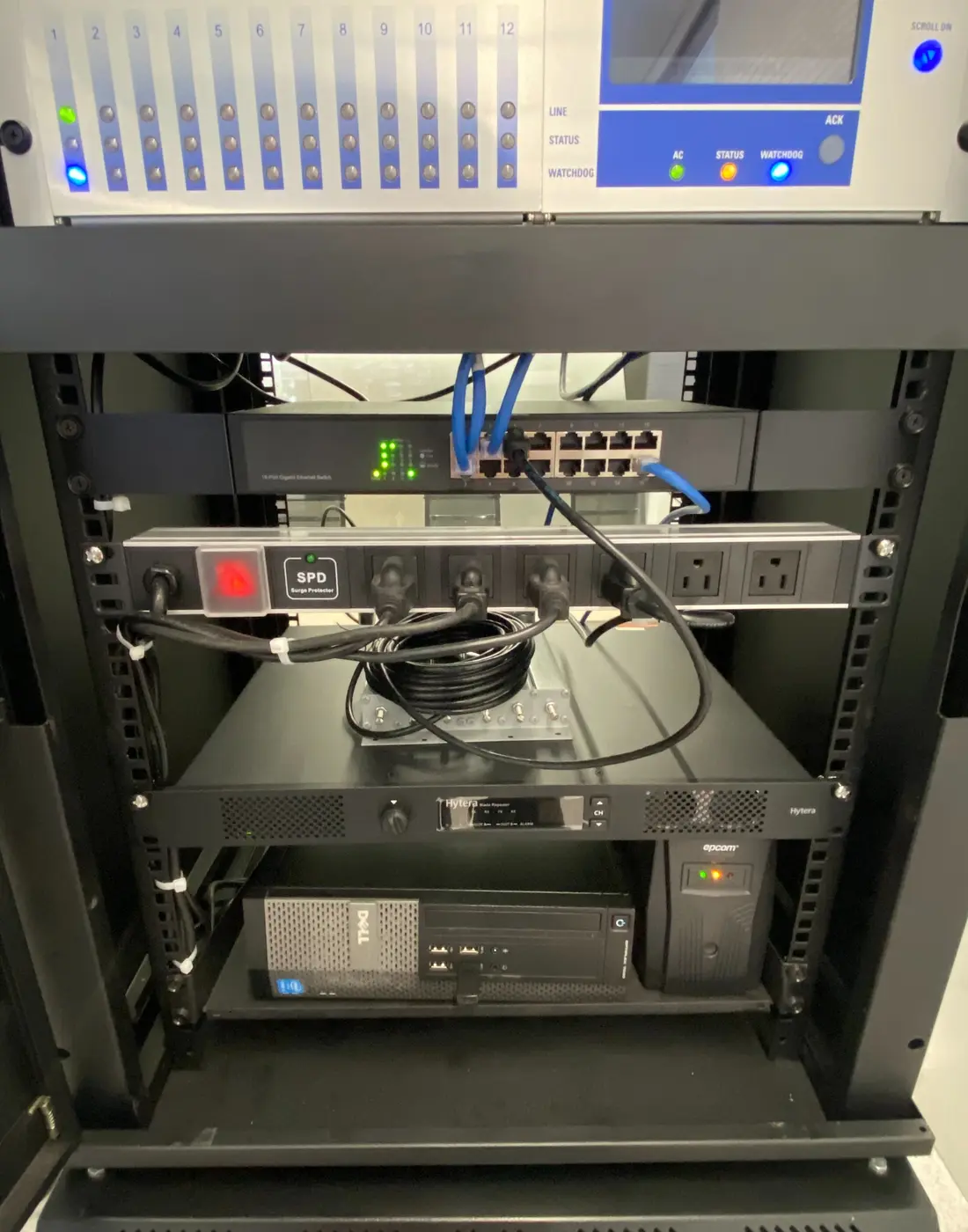 Gabinete con equipos de radiocomunicación y red