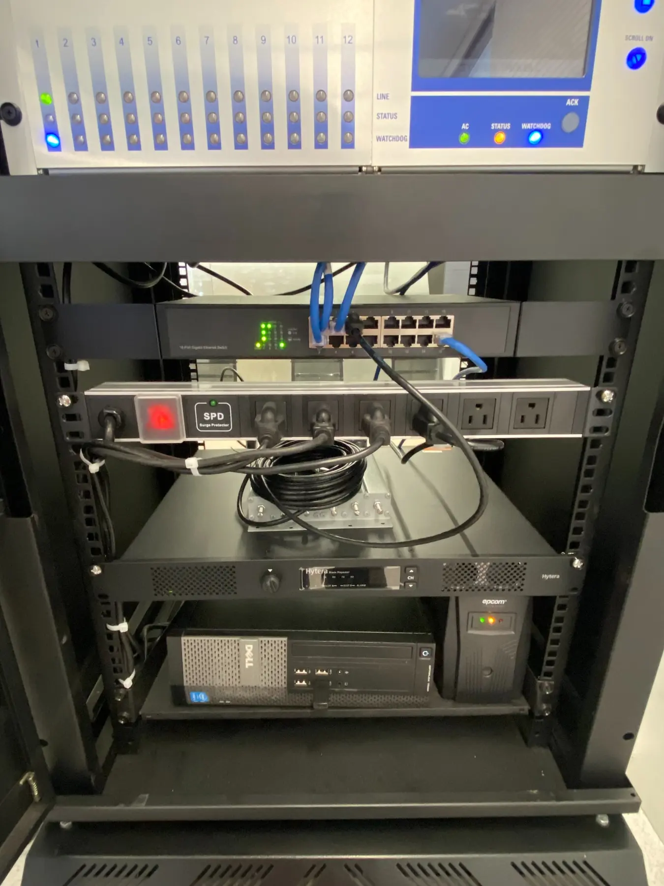 Gabinete técnico con equipos de comunicación, red y alimentación